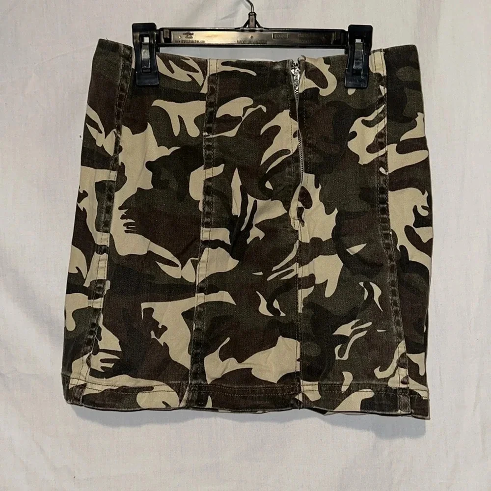 Newbury Kustom camouflage mini skirt size medium